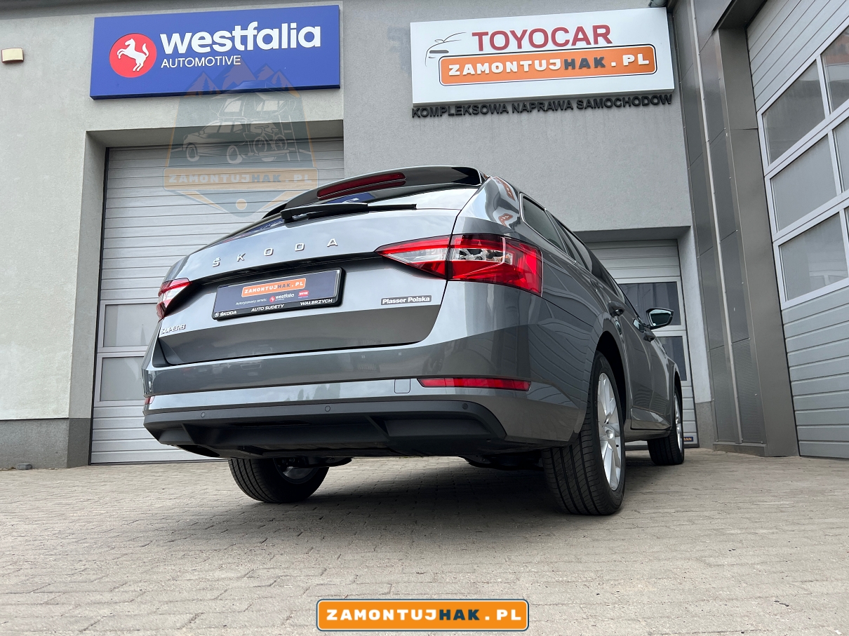 na zdjeciu pokazujemy odpowiedz na pytanie jak wyglada hak holowniczy w westfalia w skoda superb iii czy jest niewidoczny i czy dobrze pasuje do samochodu - to wszystko pokazujemy na szarej skodzie superb iii kombi po montazu haka holowniczego